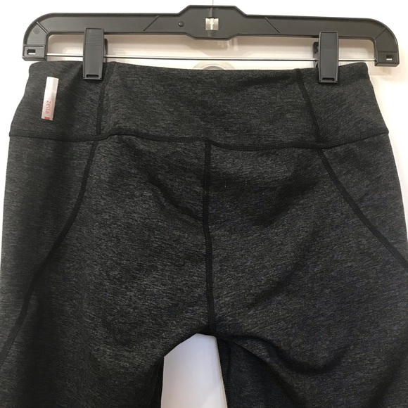 🛍Zella Lived In Gray Capri - Picture 4 of 10